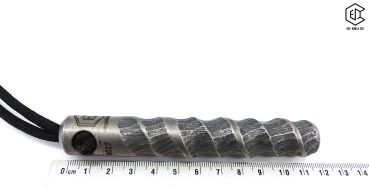 Preview: Handgeschmiedeter Kubotan HC-22-2 Unikat (Custom Made) von vorne auf weißem Hintergrund. Seriennummer SN sichtbar, Totenkopf-Gravur, schwarzer Paracord-Fangriemen, 3 Bohrungen. GPSR: Chargennummer/Hersteller SN für Rückverfolgbarkeit. Nur als Grifffestige